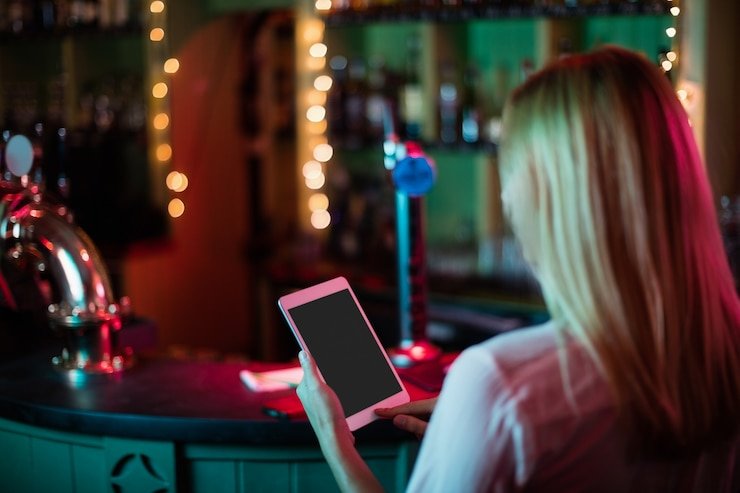 Antarmuka aplikasi Android adstoto menampilkan pasar olahraga dan permainan casino live